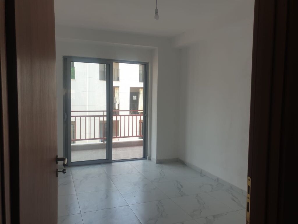 Apartament 3+1+2 Bosh per qera Kombinat !
