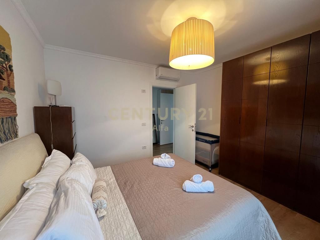 Apartament 1+1 per qira, modern dhe i mobiluar në qendër të Tiranës.