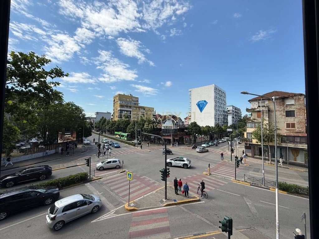 Njësi Komerciale me Qira tek Farmacia 10
