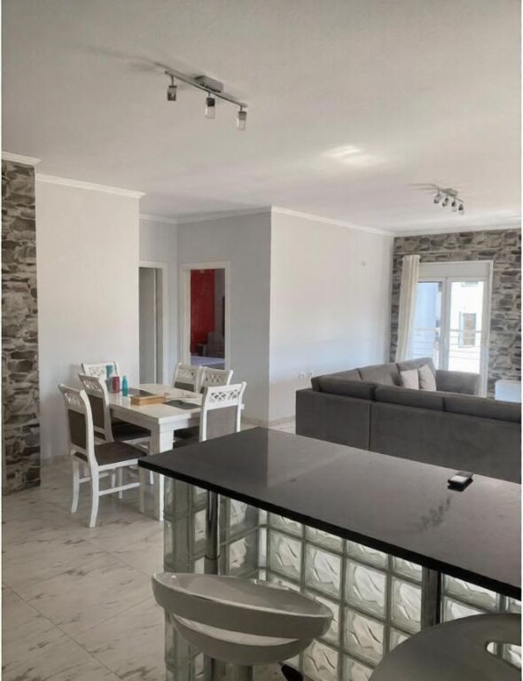 APARTAMENT ME QIRA, VILAT GJERMANE