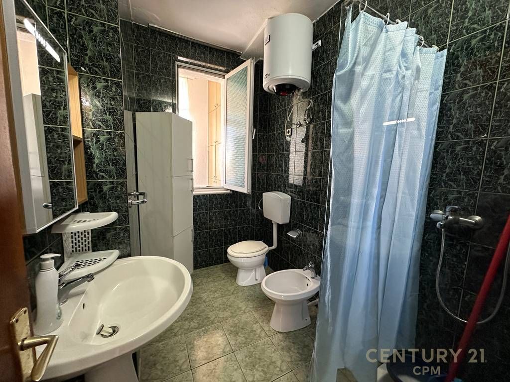 Apartament 2+1 Me Qira tek Shkolla e Kuqe 600 € /Muaj