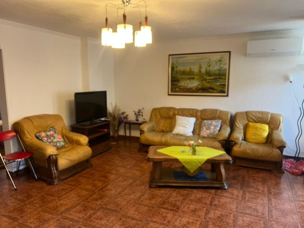 🏡 Apartment 2+1 for Rent  📍 Location: Zogu i Zi, near Night and Day Pharmacy💰 Price: 65,000 Lek/Month