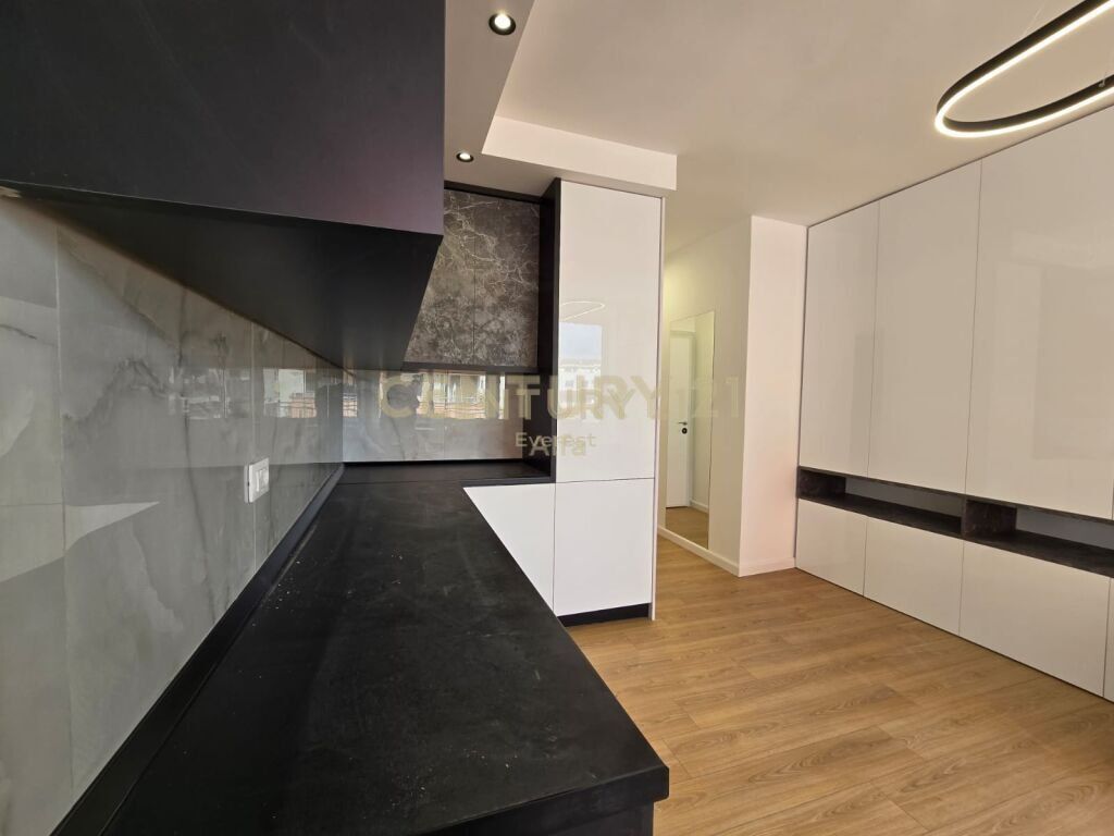 Mbikalimi i Komunes se Parisit. Apartament Studio Per Qera 450 € /Muaj