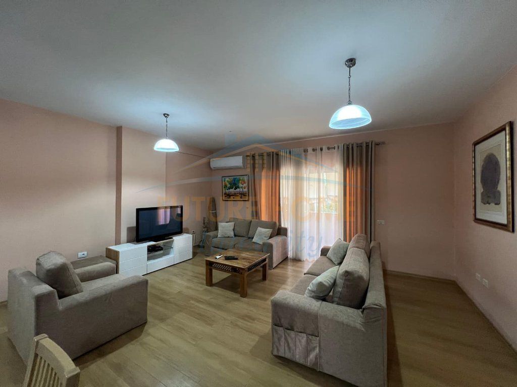 Qera, Apartament 2+1+2, Zogu i Zi