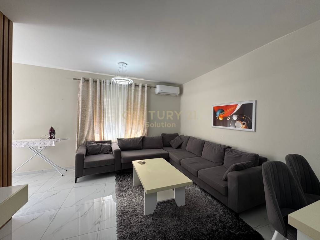 Japim me qira apartament 1+1 ne katin e pare te nje vile ne zonen e Rruges se Durresit!  Apartamenti eshte i sapo perfunduar dhe areduar si ne foto ne kushte shume te favorshme per nje jetes komode.  Sip. 50m2 e organizuar ne nje ambjent ndenje dhe kuzhin te perbashket, nje dhome gjumi dhe nje tualet (paballkon).  Tarife fikse per ujin me vlere 1000 leke dhe pa kosto administrimi.  Pershtatshme per nje ose dy persona.  Cmimi 55 000 leke/muaj  Per me shume informacion ose vizit ne prone me kontaktoni!
