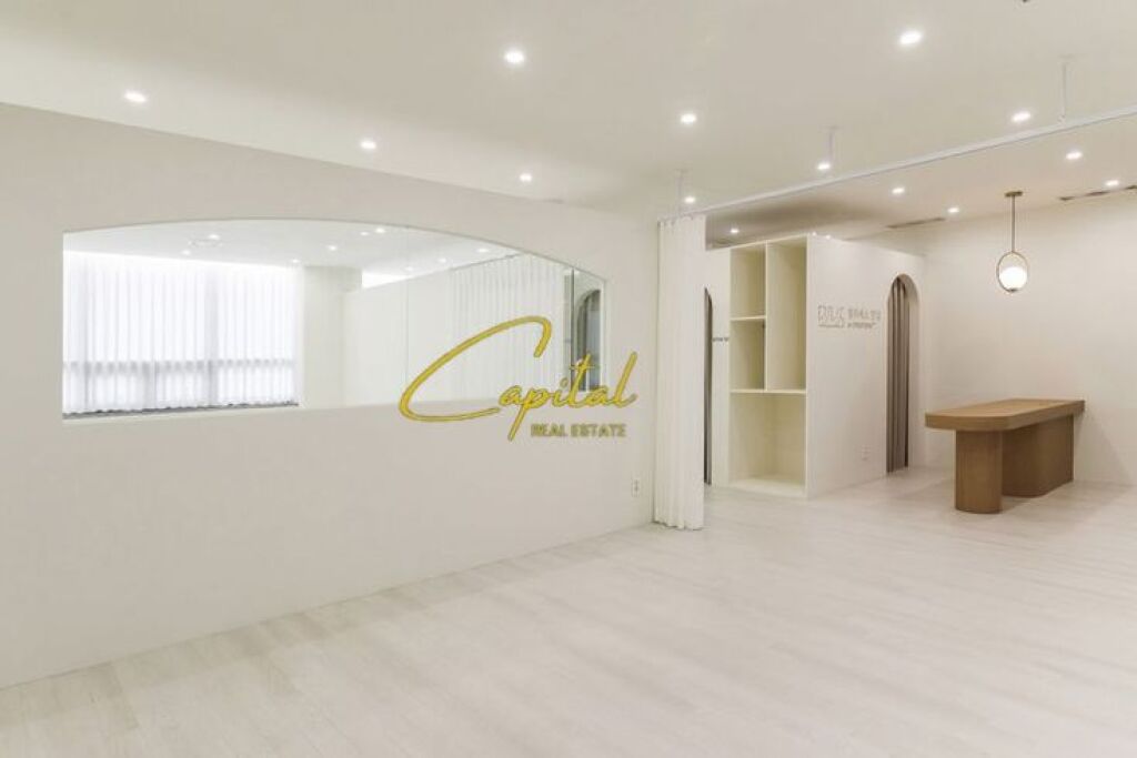 AMBIENT BIZNESI ME QIRA 80 M2 21 DHJETORI 300.000 LEKE