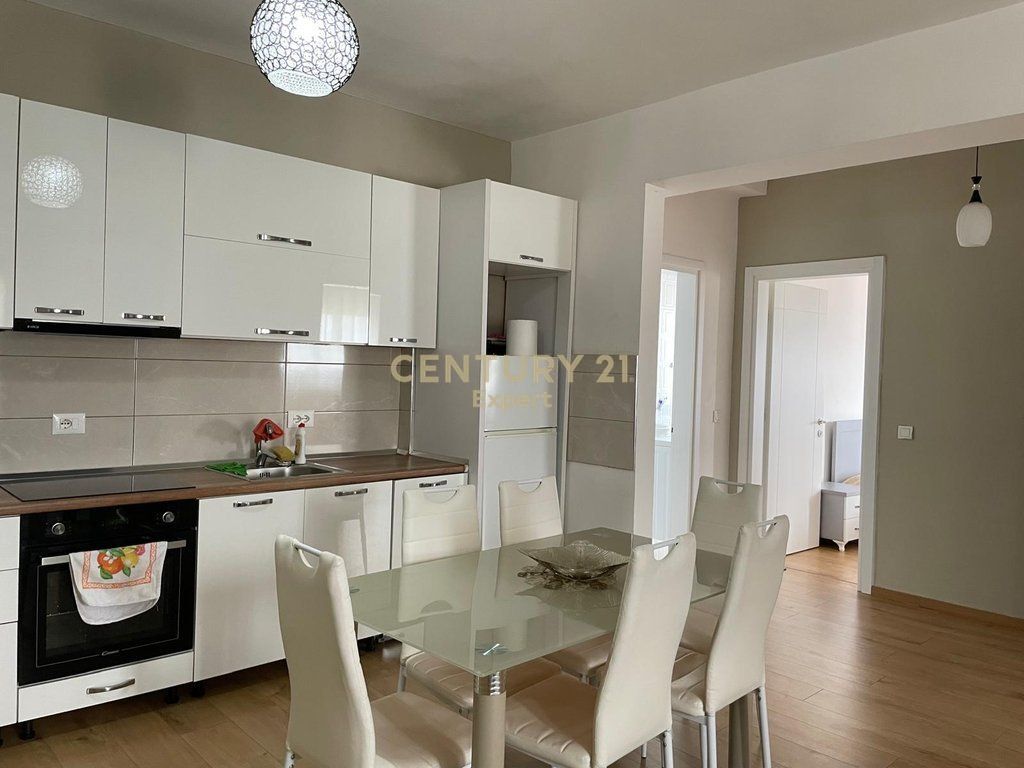 JAPIM ME QIRA APARTAMENT 2+1 TEK RRUGA DRITAN HOXHA AFER ZOGUT TE ZI!