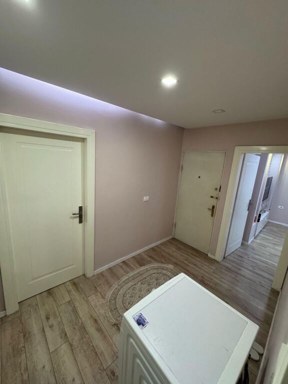 Jepet me qera Apartamenti 1+1 , 21 Dhjetori prane Hotel Mondial  600 mije leke te vjetra
