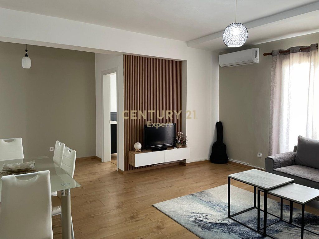 JAPIM ME QIRA APARTAMENT 2+1 TEK RRUGA DRITAN HOXHA AFER ZOGUT TE ZI!