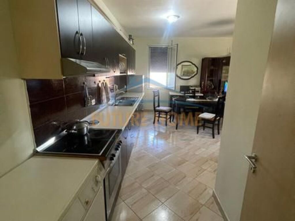Shitet, Apartament 2+1, Spitali Amerikan 3, Tiranë.