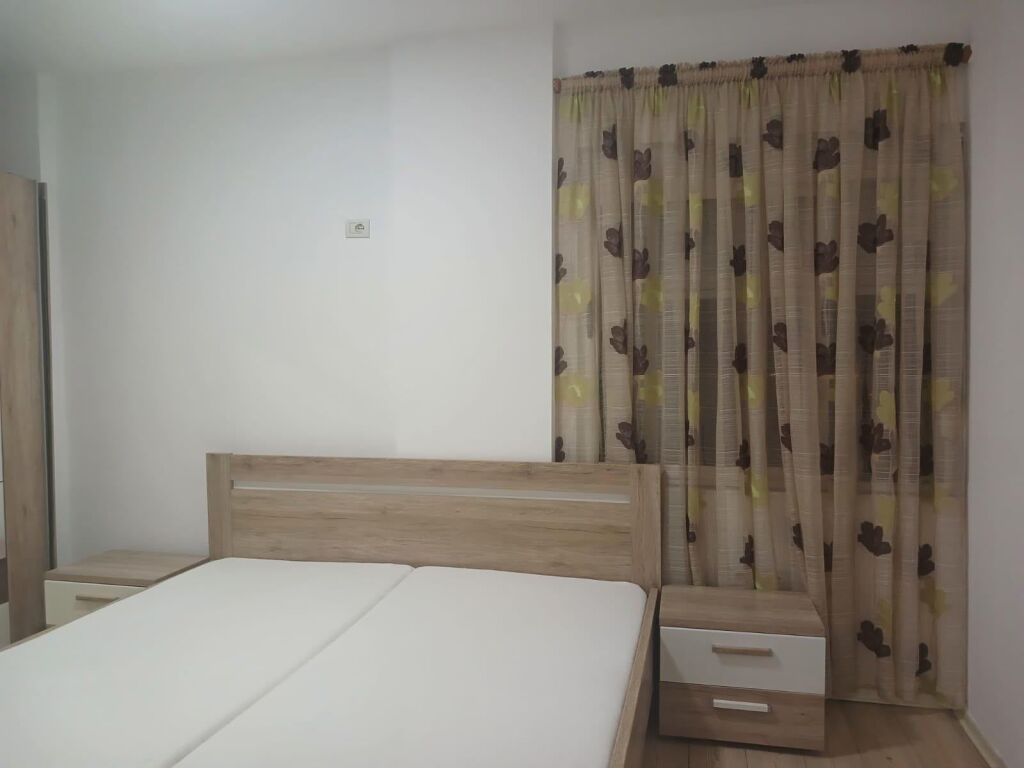 Jepet me qera Apartamenti 2+1 , Fresk prane Fizikes Berthamore rruga Shefqet Kuka 550 mije leke te vjetra