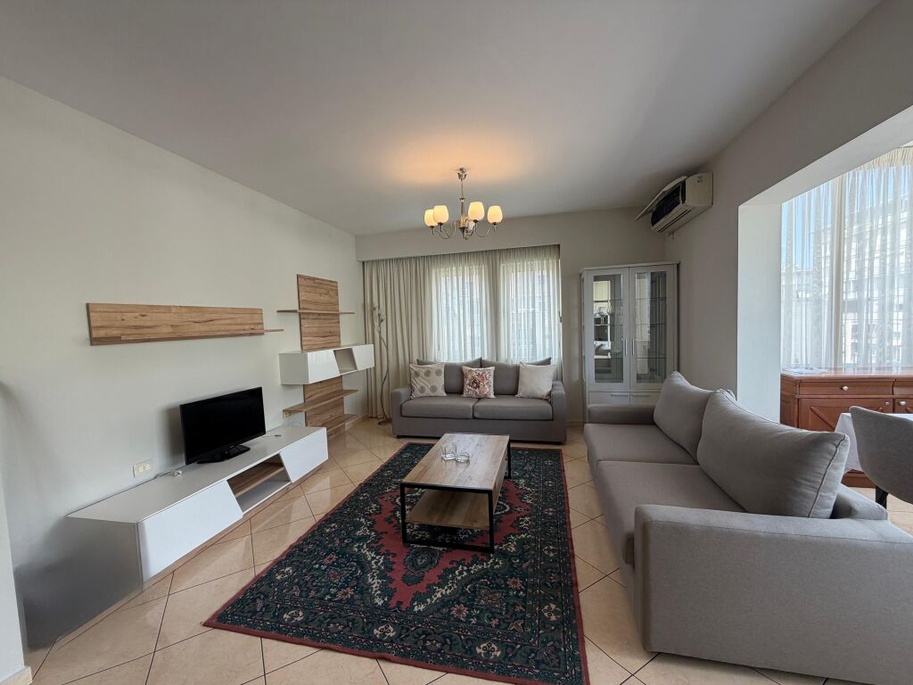 JEPET PËR QIRA, APARTAMENT 2+1+2, TEK PAVAROTI "PAMJE LIQENI"