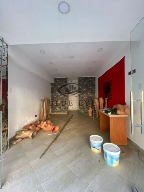 JEPET ME QERA: Ambient Komercial 35 m²