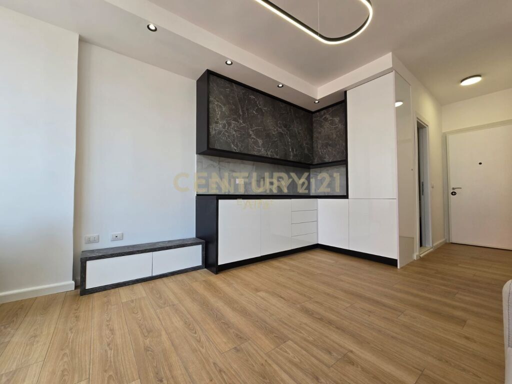 Mbikalimi i Komunes se Parisit. Apartament Studio Per Qera 450 € /Muaj