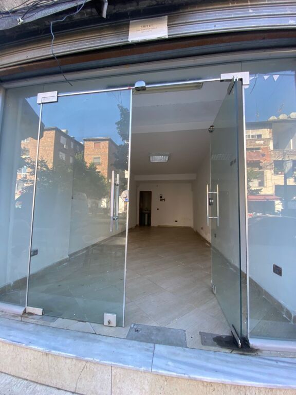 JEPET ME QERA: Ambient Biznesi në Rrugë Kryesore (Durrës)
