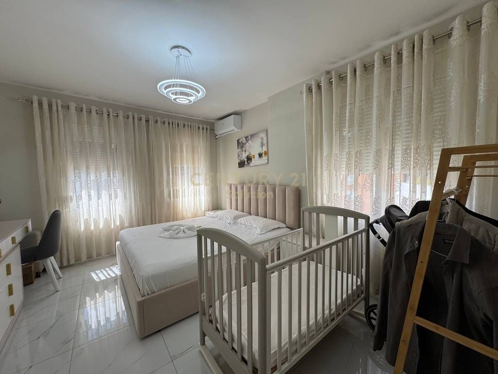 Japim me qira apartament 1+1 ne katin e pare te nje vile ne zonen e Rruges se Durresit!  Apartamenti eshte i sapo perfunduar dhe areduar si ne foto ne kushte shume te favorshme per nje jetes komode.  Sip. 50m2 e organizuar ne nje ambjent ndenje dhe kuzhin te perbashket, nje dhome gjumi dhe nje tualet (paballkon).  Tarife fikse per ujin me vlere 1000 leke dhe pa kosto administrimi.  Pershtatshme per nje ose dy persona.  Cmimi 55 000 leke/muaj  Per me shume informacion ose vizit ne prone me kontaktoni!