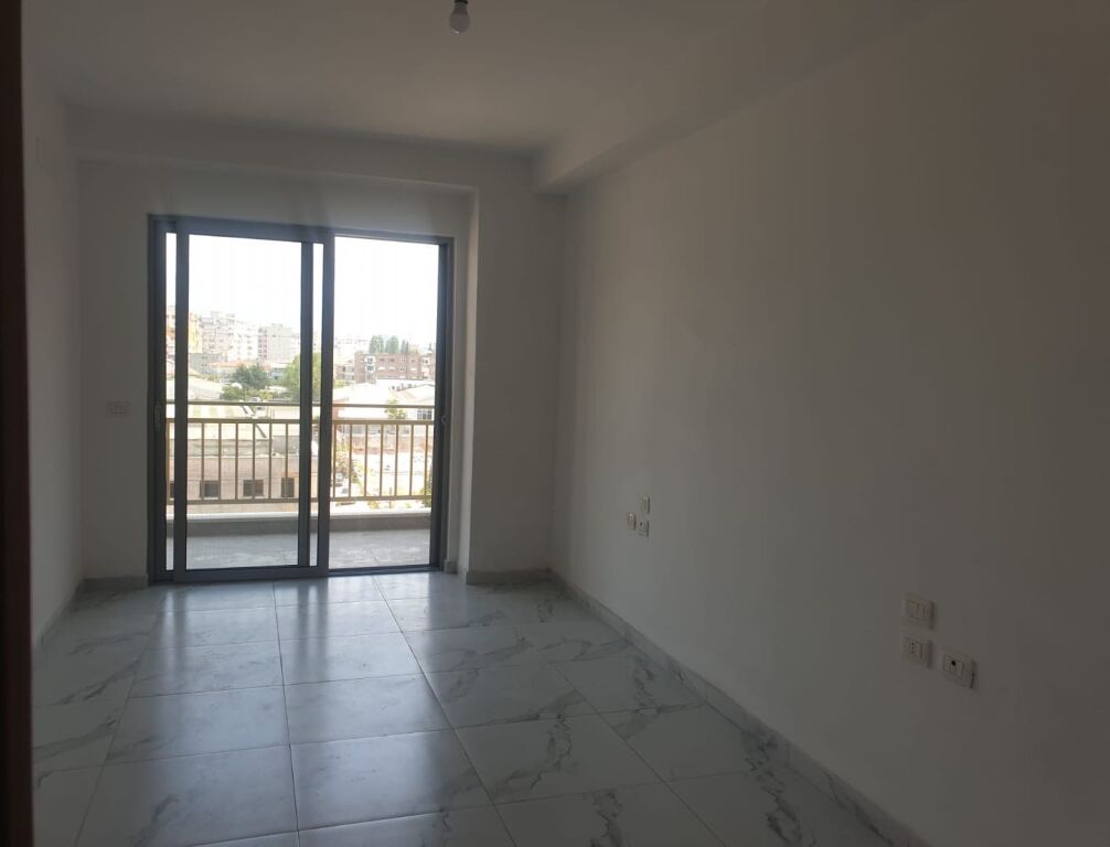Apartament 3+1+2 Bosh per qera Kombinat !