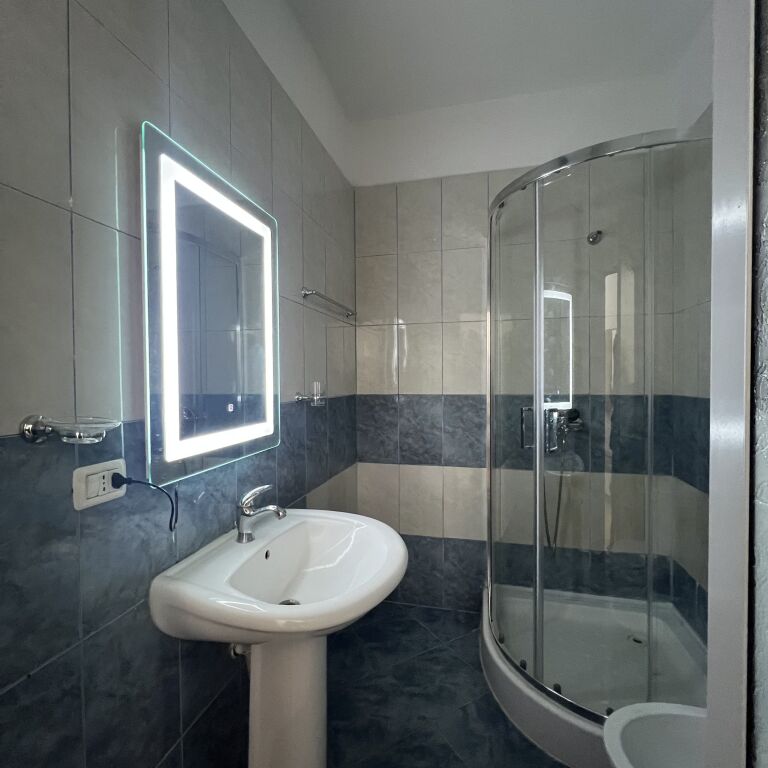 Jepet me Qira Apartament 1+1 Rr Kavajes 70.000all/muaj