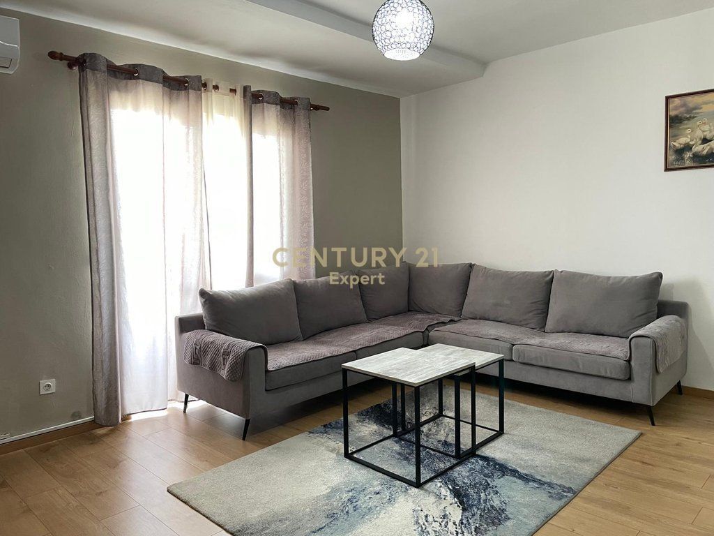 JAPIM ME QIRA APARTAMENT 2+1 TEK RRUGA DRITAN HOXHA AFER ZOGUT TE ZI!