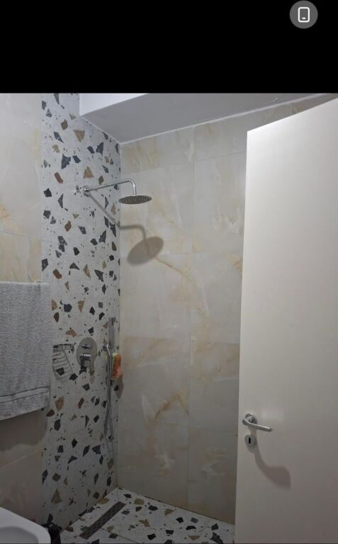 Jepet me qera Apartamenti 1+1+ post parkimi ,Ali Dem tek Kompleksi Mangalem 500 Mije leke te vjetra