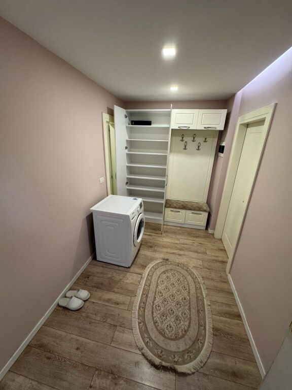 Jepet me qera Apartamenti 1+1 , 21 Dhjetori prane Hotel Mondial  600 mije leke te vjetra