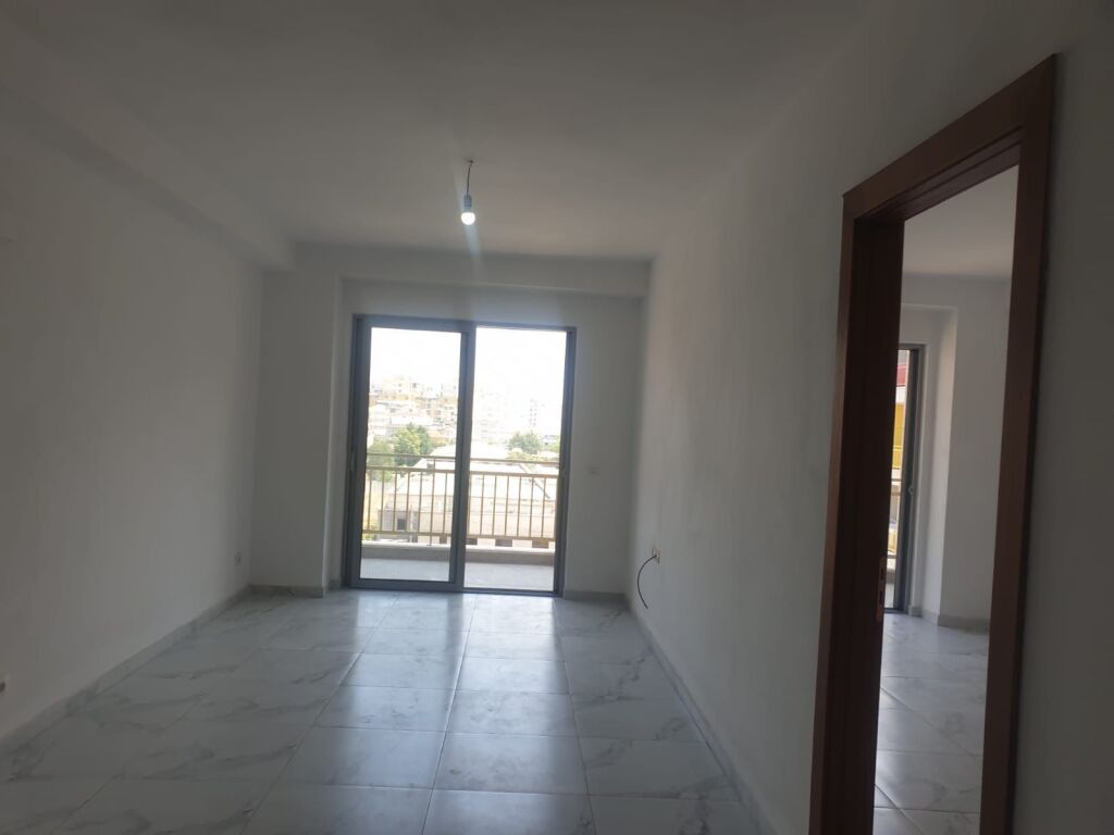 Apartament 3+1+2 Bosh per qera Kombinat !