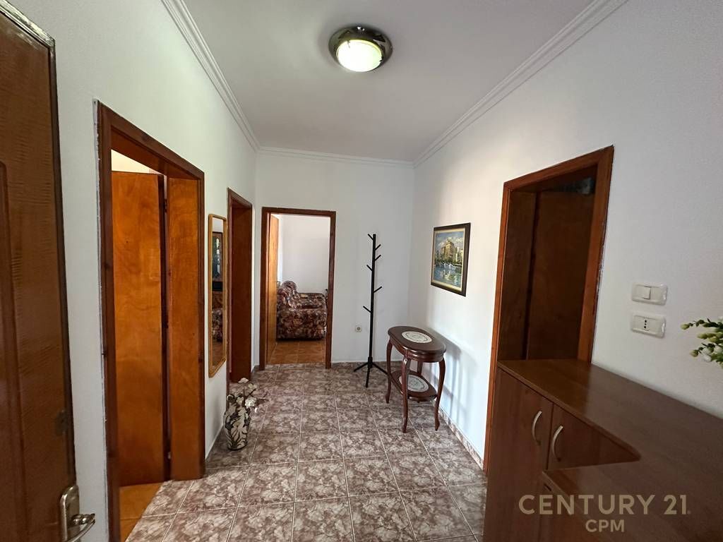 Apartament 2+1 Me Qira tek Shkolla e Kuqe 600 € /Muaj