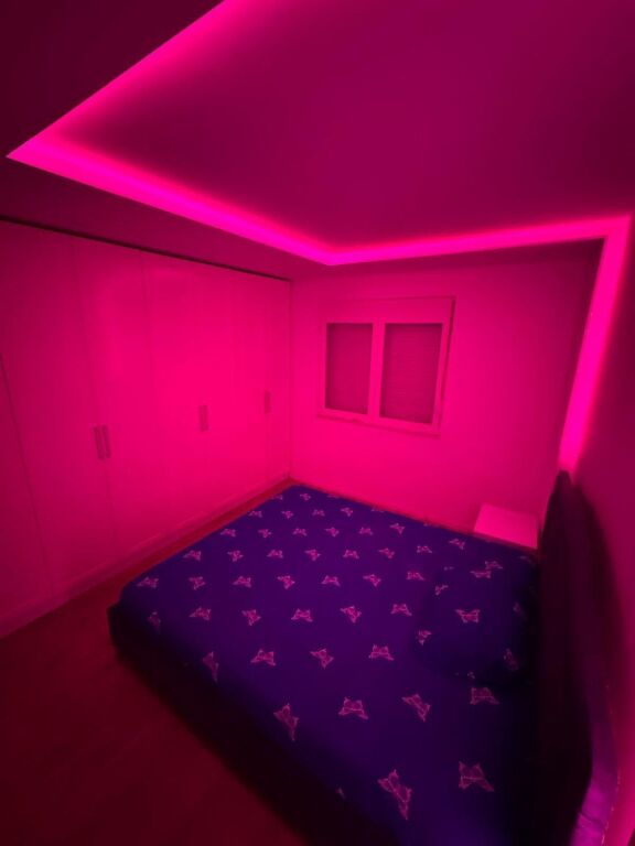Jepet me qera Apartamenti 1+1 , 21 Dhjetori prane Hotel Mondial  600 mije leke te vjetra
