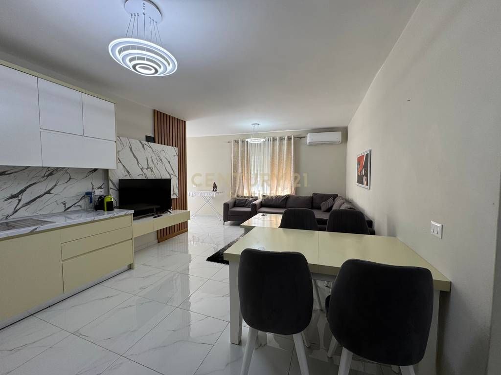 Japim me qira apartament 1+1 ne katin e pare te nje vile ne zonen e Rruges se Durresit!  Apartamenti eshte i sapo perfunduar dhe areduar si ne foto ne kushte shume te favorshme per nje jetes komode.  Sip. 50m2 e organizuar ne nje ambjent ndenje dhe kuzhin te perbashket, nje dhome gjumi dhe nje tualet (paballkon).  Tarife fikse per ujin me vlere 1000 leke dhe pa kosto administrimi.  Pershtatshme per nje ose dy persona.  Cmimi 55 000 leke/muaj  Per me shume informacion ose vizit ne prone me kontaktoni!