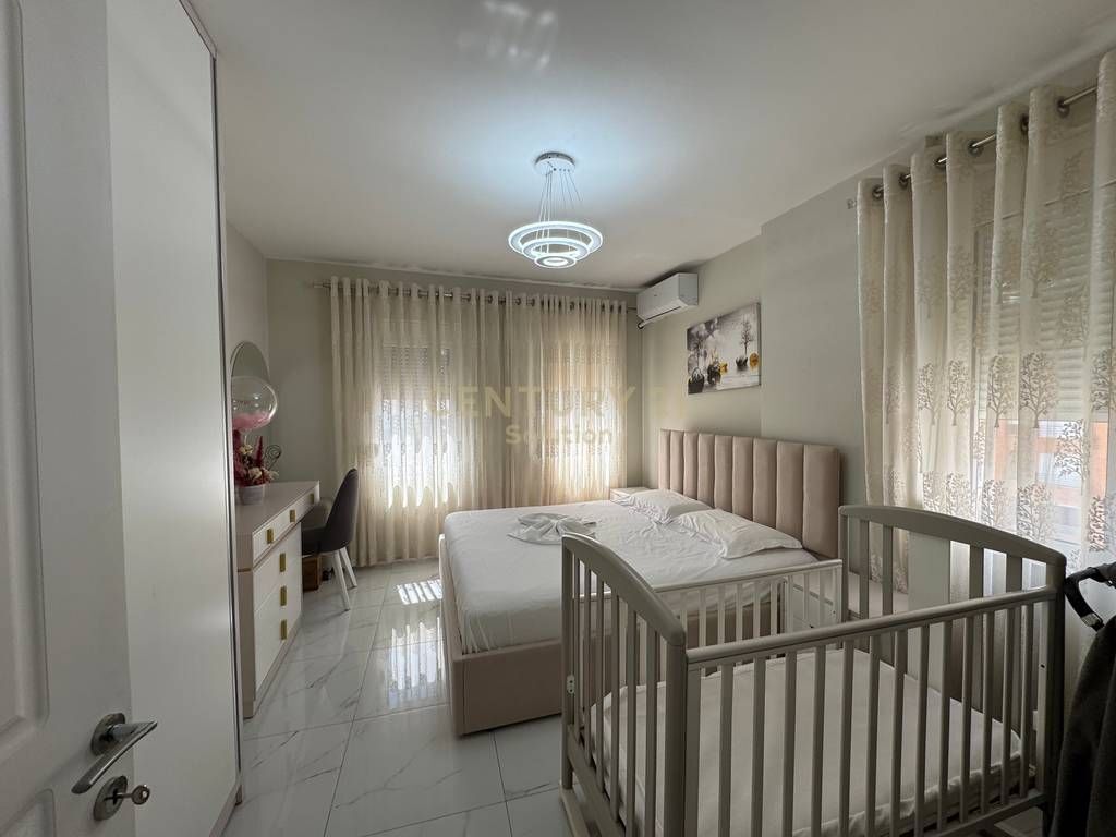 Japim me qira apartament 1+1 ne katin e pare te nje vile ne zonen e Rruges se Durresit!  Apartamenti eshte i sapo perfunduar dhe areduar si ne foto ne kushte shume te favorshme per nje jetes komode.  Sip. 50m2 e organizuar ne nje ambjent ndenje dhe kuzhin te perbashket, nje dhome gjumi dhe nje tualet (paballkon).  Tarife fikse per ujin me vlere 1000 leke dhe pa kosto administrimi.  Pershtatshme per nje ose dy persona.  Cmimi 55 000 leke/muaj  Per me shume informacion ose vizit ne prone me kontaktoni!
