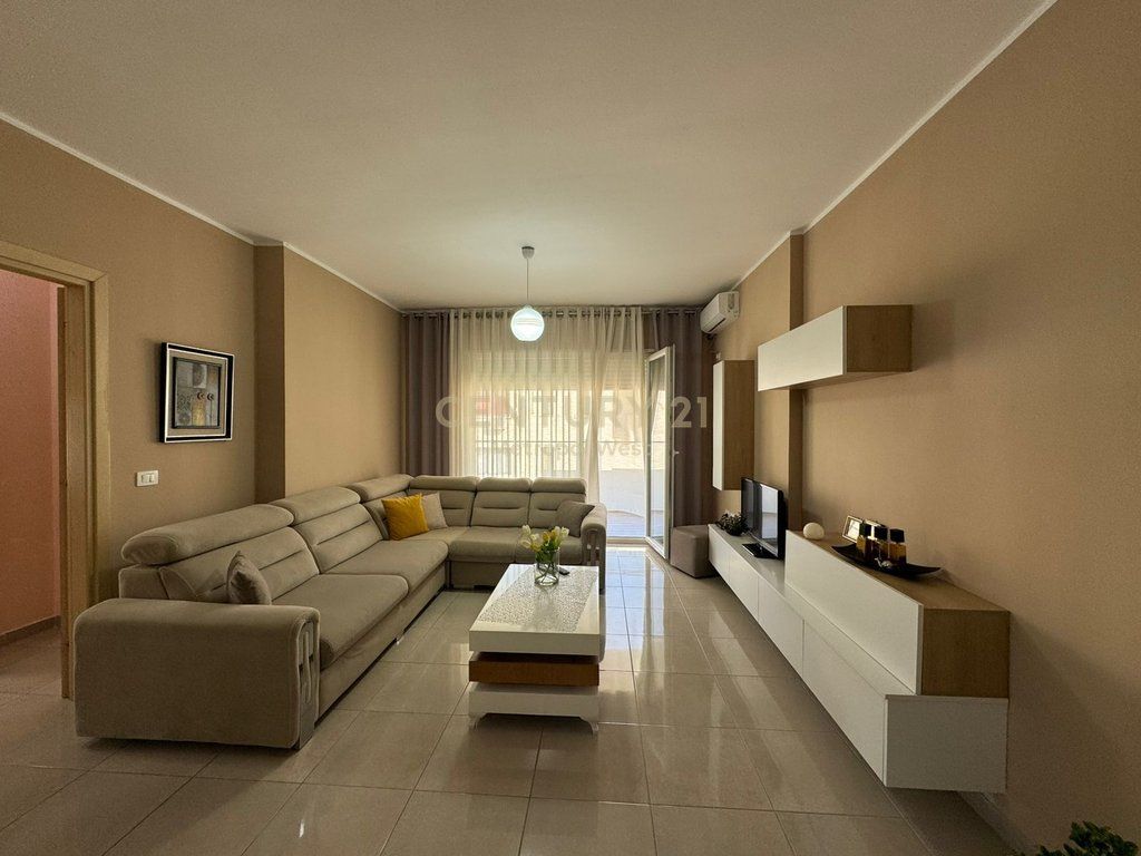 Restorant Durrësi, apartament 2+1+2 me qera 600 € /Muaj