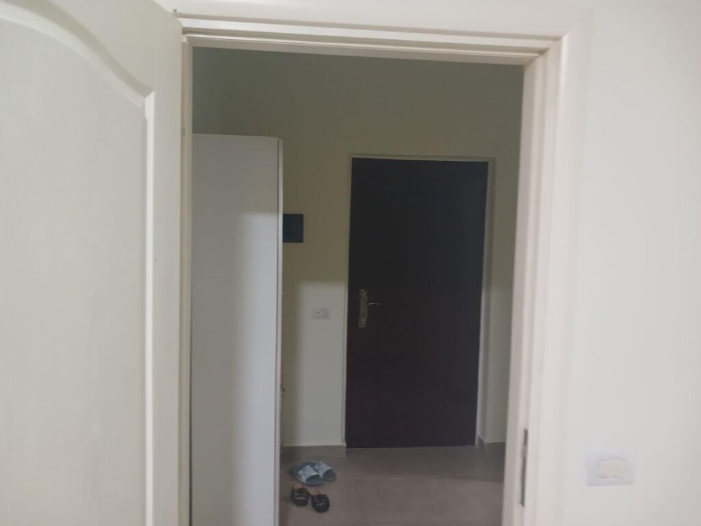 Jepet me qera Apartamenti 2+1 , Fresk prane Fizikes Berthamore rruga Shefqet Kuka 550 mije leke te vjetra