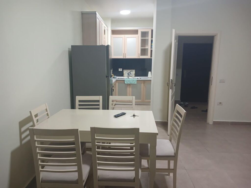 Jepet me qera Apartamenti 2+1 , Fresk prane Fizikes Berthamore rruga Shefqet Kuka 550 mije leke te vjetra