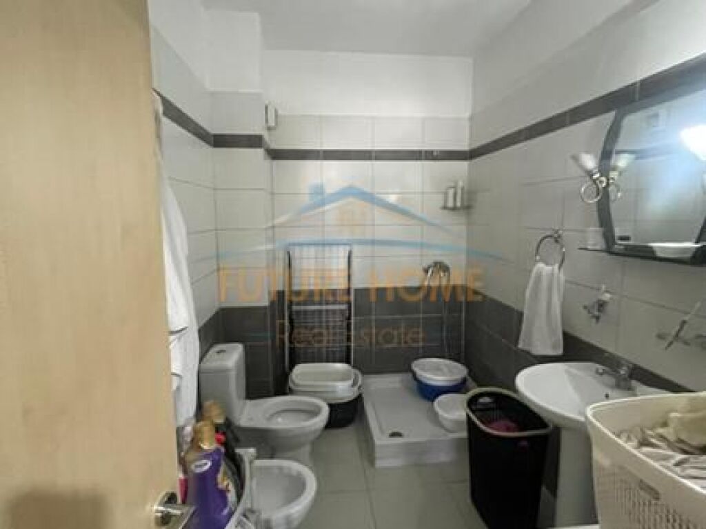 Shitet, Apartament 2+1, Spitali Amerikan 3, Tiranë.