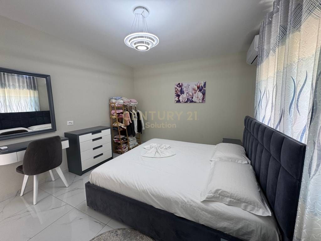 Japim me qira apartament 1+1 ne katin e pare te nje vile ne zonen e Rruges se Durresit!  Apartamenti eshte i sapo perfunduar dhe areduar si ne foto ne kushte shume te favorshme per nje jetes komode.  Sip. 50m2 e organizuar ne nje ambjent ndenje dhe kuzhin te perbashket, nje dhome gjumi dhe nje tualet (paballkon).  Tarife fikse per ujin me vlere 1000 leke dhe pa kosto administrimi.  Pershtatshme per nje ose dy persona.  Cmimi 55 000 leke/muaj  Per me shume informacion ose vizit ne prone me kontaktoni!
