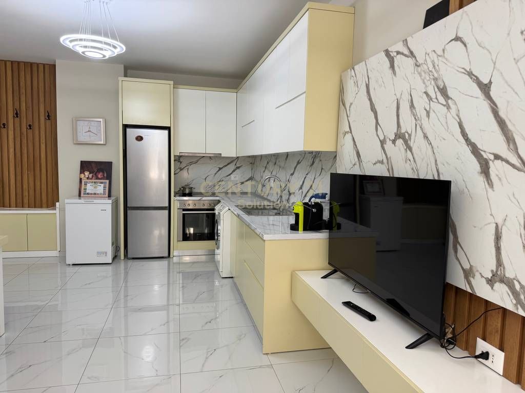 Japim me qira apartament 1+1 ne katin e pare te nje vile ne zonen e Rruges se Durresit!  Apartamenti eshte i sapo perfunduar dhe areduar si ne foto ne kushte shume te favorshme per nje jetes komode.  Sip. 50m2 e organizuar ne nje ambjent ndenje dhe kuzhin te perbashket, nje dhome gjumi dhe nje tualet (paballkon).  Tarife fikse per ujin me vlere 1000 leke dhe pa kosto administrimi.  Pershtatshme per nje ose dy persona.  Cmimi 55 000 leke/muaj  Per me shume informacion ose vizit ne prone me kontaktoni!