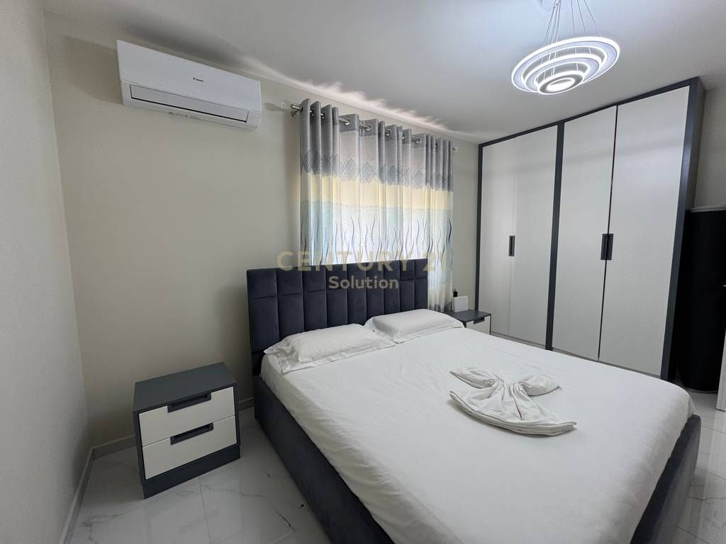 Japim me qira apartament 1+1 ne katin e pare te nje vile ne zonen e Rruges se Durresit!  Apartamenti eshte i sapo perfunduar dhe areduar si ne foto ne kushte shume te favorshme per nje jetes komode.  Sip. 50m2 e organizuar ne nje ambjent ndenje dhe kuzhin te perbashket, nje dhome gjumi dhe nje tualet (paballkon).  Tarife fikse per ujin me vlere 1000 leke dhe pa kosto administrimi.  Pershtatshme per nje ose dy persona.  Cmimi 55 000 leke/muaj  Per me shume informacion ose vizit ne prone me kontaktoni!