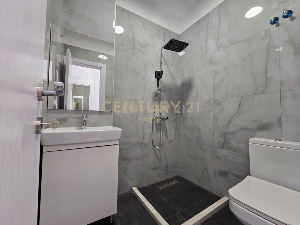 Mbikalimi i Komunes se Parisit. Apartament Studio Per Qera 450 € /Muaj