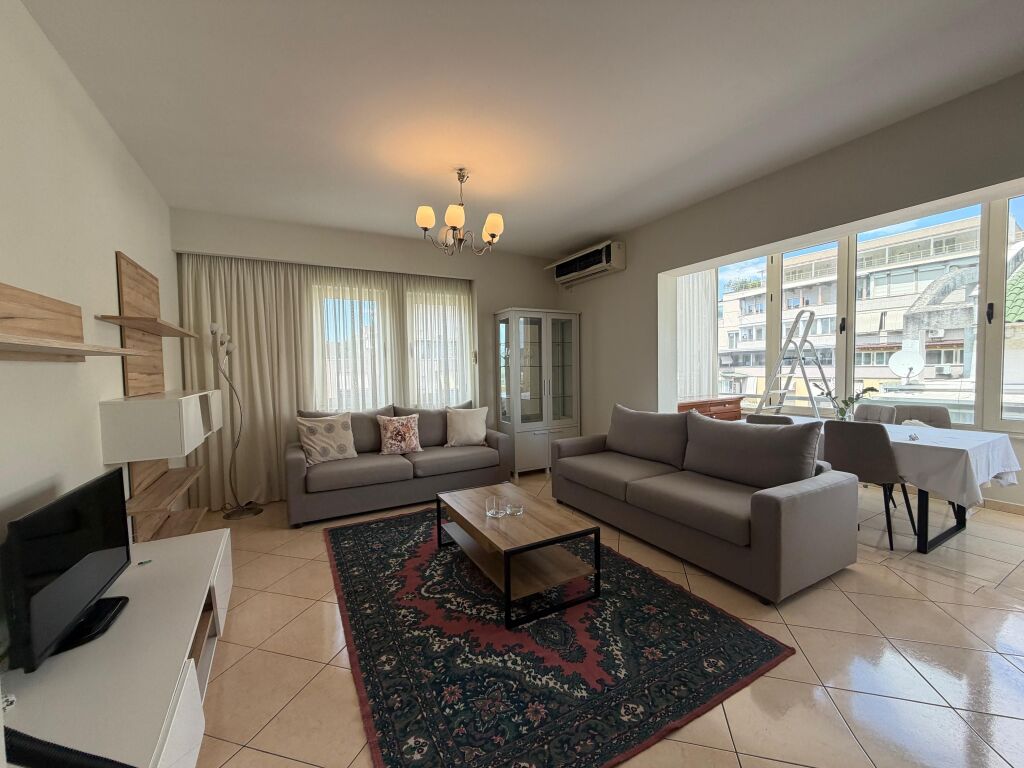 JEPET PËR QIRA, APARTAMENT 2+1+2, TEK PAVAROTI "PAMJE LIQENI"