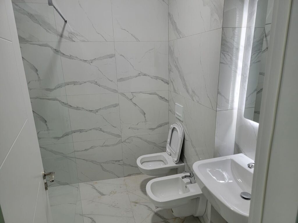 📍5 Maji Jepet Apartament 1+1 Me Qira