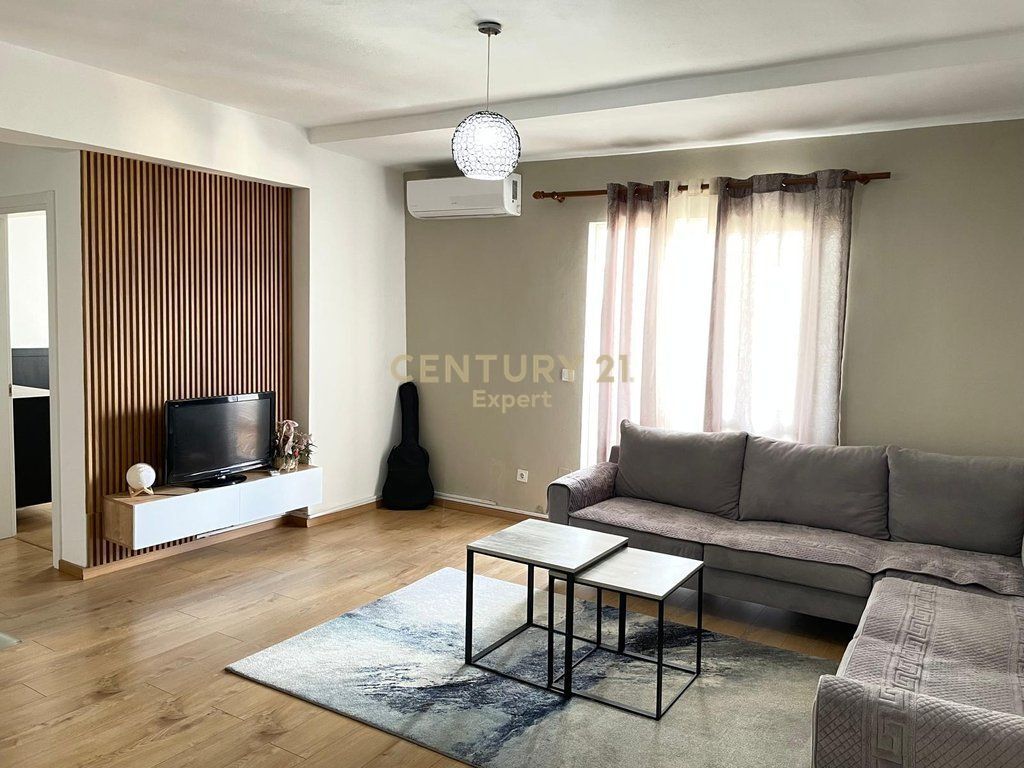 JAPIM ME QIRA APARTAMENT 2+1 TEK RRUGA DRITAN HOXHA AFER ZOGUT TE ZI!
