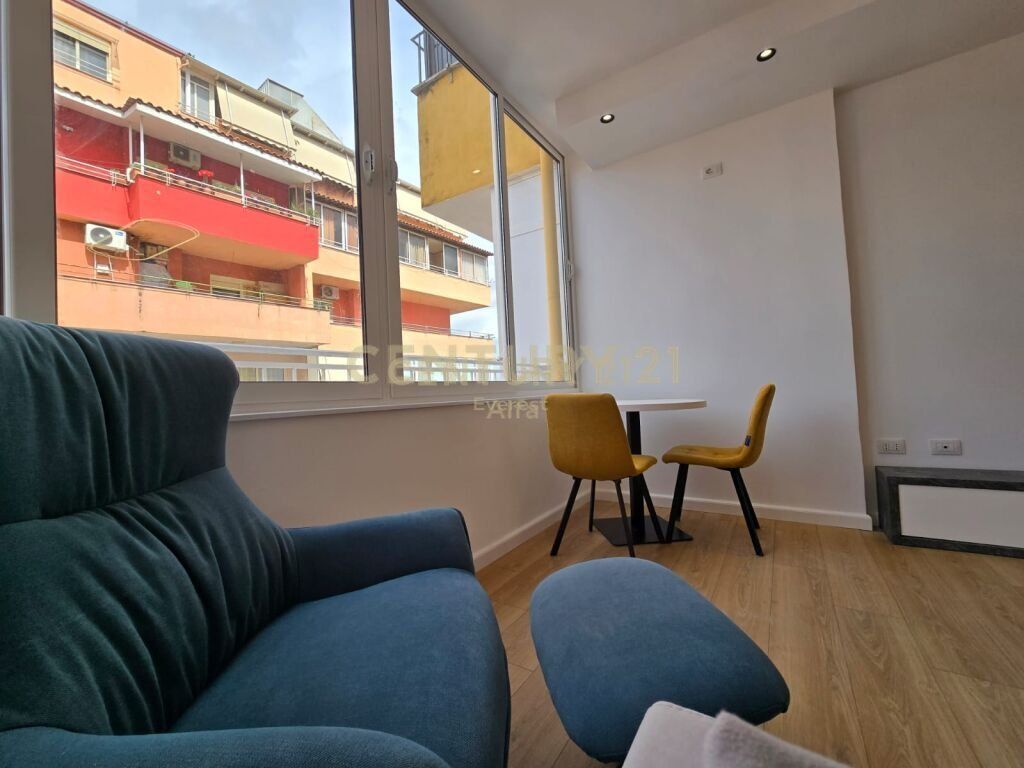 Mbikalimi i Komunes se Parisit. Apartament Studio Per Qera 450 € /Muaj