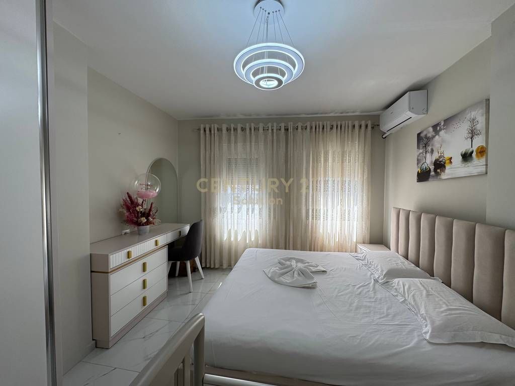 Japim me qira apartament 1+1 ne katin e pare te nje vile ne zonen e Rruges se Durresit!  Apartamenti eshte i sapo perfunduar dhe areduar si ne foto ne kushte shume te favorshme per nje jetes komode.  Sip. 50m2 e organizuar ne nje ambjent ndenje dhe kuzhin te perbashket, nje dhome gjumi dhe nje tualet (paballkon).  Tarife fikse per ujin me vlere 1000 leke dhe pa kosto administrimi.  Pershtatshme per nje ose dy persona.  Cmimi 55 000 leke/muaj  Per me shume informacion ose vizit ne prone me kontaktoni!