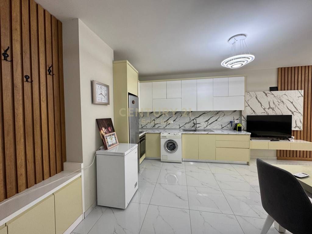 Japim me qira apartament 1+1 ne katin e pare te nje vile ne zonen e Rruges se Durresit!  Apartamenti eshte i sapo perfunduar dhe areduar si ne foto ne kushte shume te favorshme per nje jetes komode.  Sip. 50m2 e organizuar ne nje ambjent ndenje dhe kuzhin te perbashket, nje dhome gjumi dhe nje tualet (paballkon).  Tarife fikse per ujin me vlere 1000 leke dhe pa kosto administrimi.  Pershtatshme per nje ose dy persona.  Cmimi 55 000 leke/muaj  Per me shume informacion ose vizit ne prone me kontaktoni!