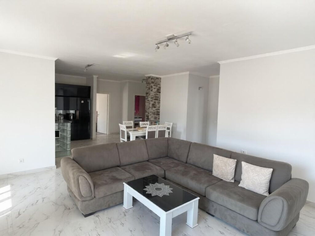 APARTAMENT ME QIRA, VILAT GJERMANE