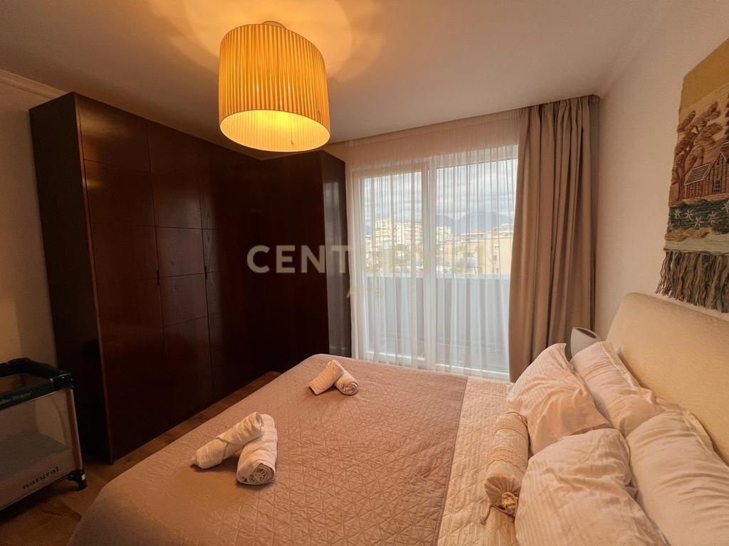 Apartament 1+1 per qira, modern dhe i mobiluar në qendër të Tiranës.