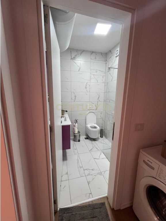 Apartament 1+1 per qira, modern dhe i mobiluar në qendër të Tiranës.