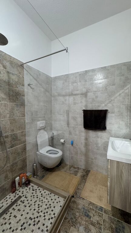 Jepet me qera apartament luksoz 1+1 në Fresk, me post parkimi