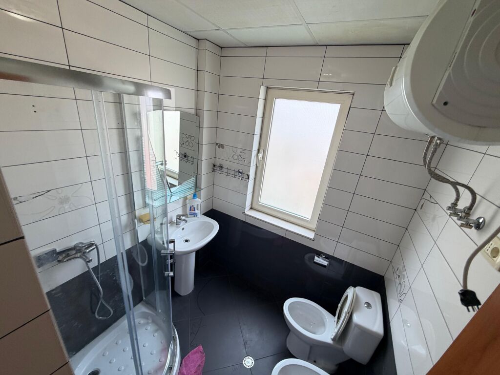 JEPET PËR QIRA, APARTAMENT 2+1+2, TEK PAVAROTI "PAMJE LIQENI"