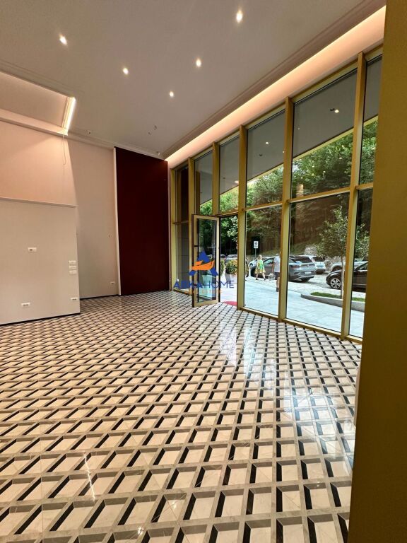JEPET AMBIENT ME QERA 50M2 "PRANE STADIUMIT AIR ALBANIA" 2100 EURO